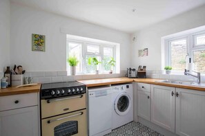 Kitchen with dishwasher, oven, grill, fridge/freezer and washing machine