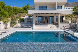 Stylish property with heated, infinity 40,5sqm private pool
