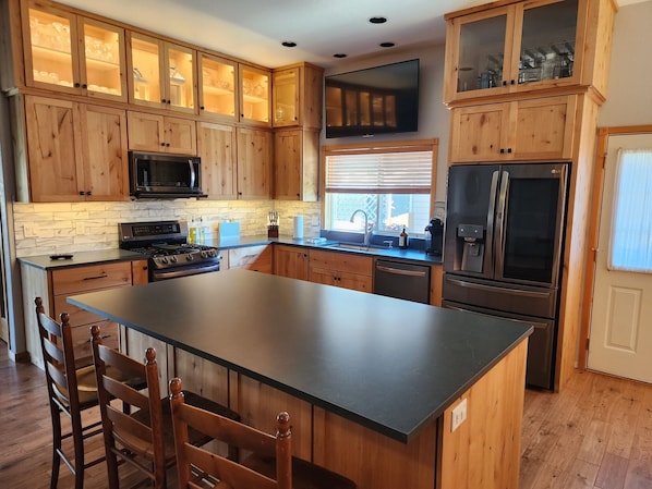 Fully Stocked Chef's Kitchen w/Stainless Steel Appliances and Oversized Island