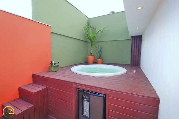 Outdoor spa tub