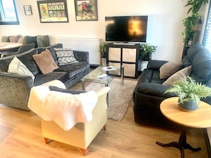 Lounge Area with Smart Tv incl. full sky package and TNT Sports