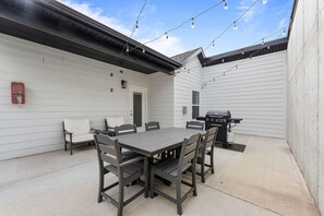 Outdoor Patio - BBQ Grill