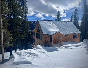 The Sense of Adventure Retreat is a modern and spacious, family friendly, two bedroom two bathroom home
