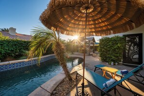 Pool & Lounge
