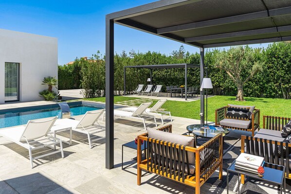 Autumn, Balcony / Terrace / Patio, Building Exterior, Garden, Outdoor, Pool, Spring, Summer