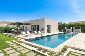 Autumn, Balcony / Terrace / Patio, Building Exterior, Outdoor, Pool, Spring, Summer