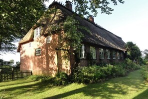 Stugans exteriör [sommar]