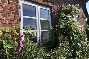 Stugans exteriör [sommar]