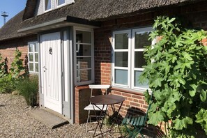 Stugans exteriör [sommar]