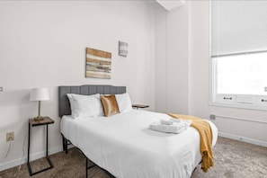 Bedroom 1 - Queen bed
