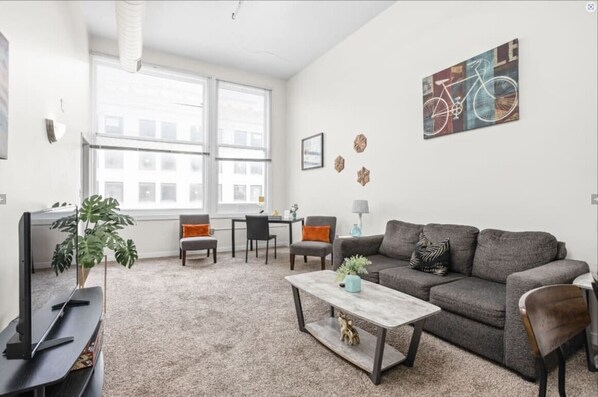 CozySuites - 2BR with Direct Skybridge Access #6