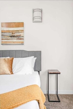 Bedroom 1 - Queen bed