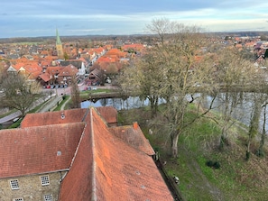 Aus dem Bergfried und Kirchturm Sankt Katharina über das Städtchen