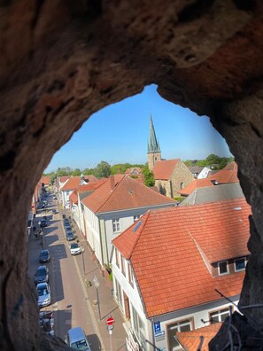 Blickend dem Hohen Tor auf das Städtchen mit Markt Kirche Sankt Georg