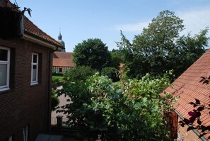 Blick aus der Logia im Sommer durch den Hausbaum auf den Schlossplatz