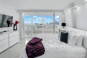 Master bedroom suite, King bed, Roku tv, balcony access, private bathroom