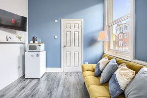 Suite-Deluxe-Ensuite-Street View-6