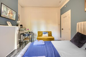 Suite-Deluxe-Shared Bathroom