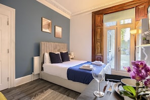 Suite-Deluxe-Shared Bathroom