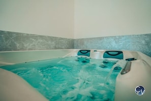 Indoor spa tub