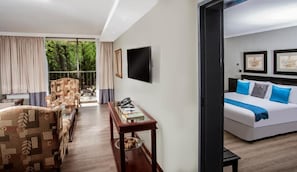 Comfortable Unit w/ 1 King size bed and living room