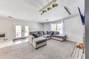 Living Room | Smart TV | Fireplace (Wood Provided) | Board Games | Books