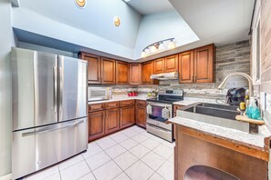 Kitchen | Central Heating & A/C | Free WiFi