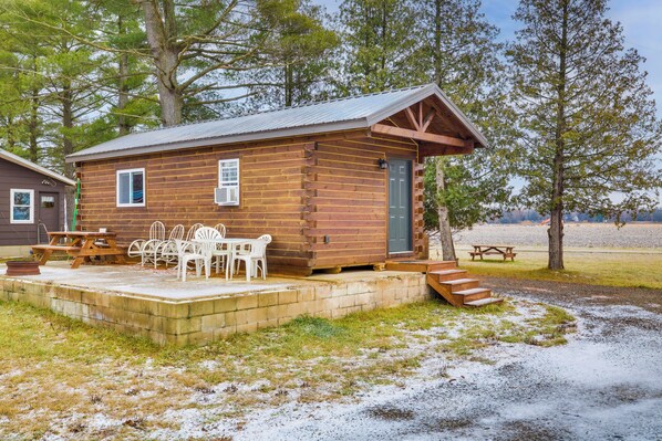 Mauston Vacation Rental | Studio | 1BA | 400 Sq Ft | Stairs to Enter