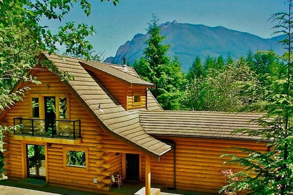 Custom log home in the Cascade Mountain range