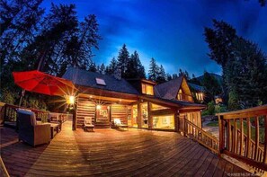 Gorgeous deck overlooking Kootenay Lake