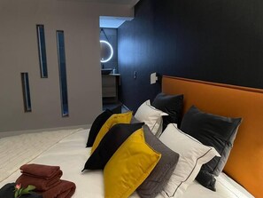 Accès à la salle de bain moderne et douche à l'italienne de 160cm