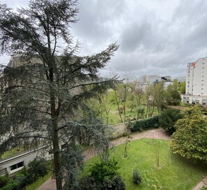 jardin de la résidence où vous pourrez lire, pique-niquer sur les bancs...