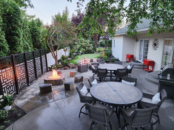 Outdoor Living Space: 
2-Tables/Couch/Gas Firepit/Prof. Grill/Putting Green