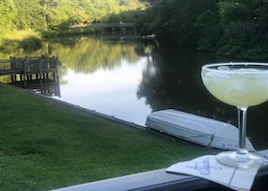 Welcome to your Beachy Happy Place overlooking Silver Lake!