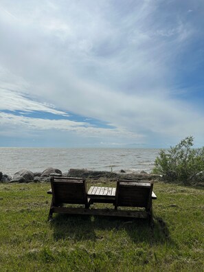 Relaxing lakeside - what a view!