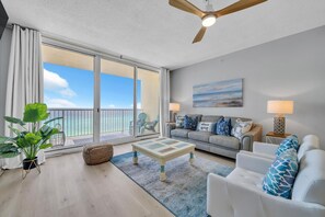 Living room with Pull out Sleeper sofa, Queen size