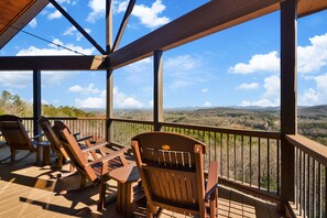 Stunning Mountain View with premium outdoor seating w/ covered deck 