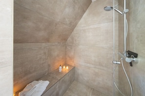 Dusche mit Sitzbank