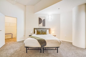 Bedroom 1 - Queen bed