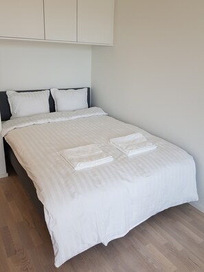 Queen size bed. Tovels and linen are provided. 