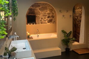 Main bathroom 