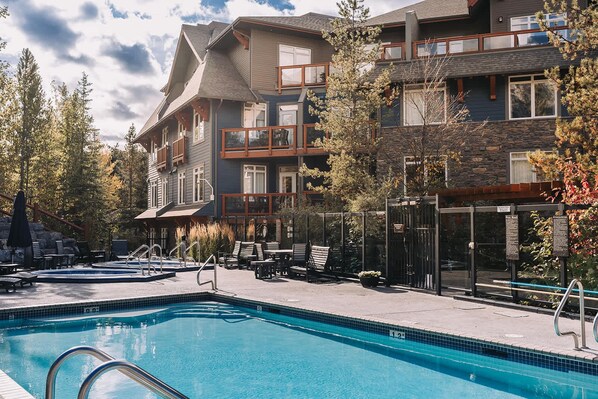 Exquisite Outdoor Pool, Hot tubs and Dining