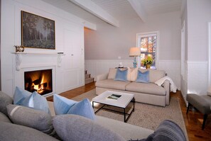 Living room w/gas fireplace