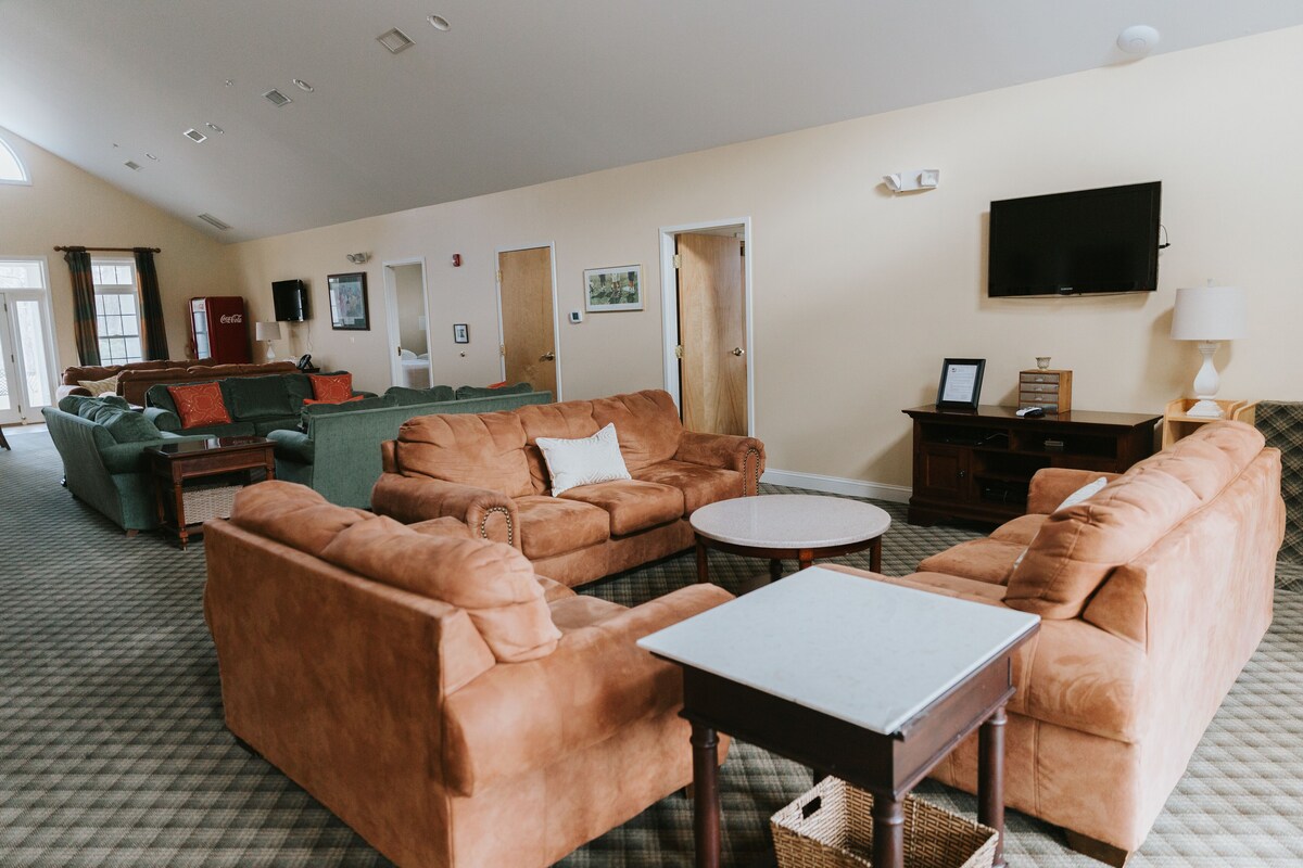 Cozy 4-bedroom cottage located on Golf Course and 15 min from Short Pump