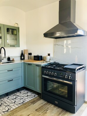 Cuisine avec piano de cuisson