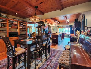 2nd dining/sitting area off the kitchen
