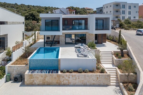 Blick auf die Luxusvilla mit Meerblick in Kroatien mit privater Terrasse und Infinity-Pool für den Familienurlaub