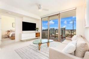 Comfortable Living Room w/Flat Screen TV