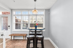 Dining & entry area