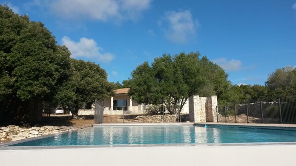 Photo de la maison vue depuis la piscine